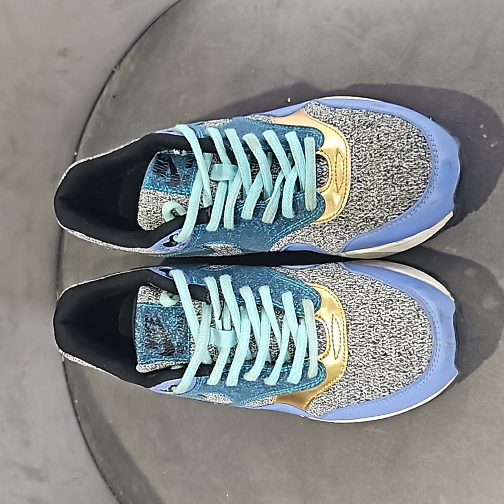 Air Max women's SE in polar colourway